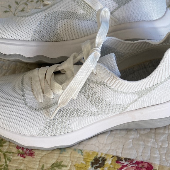 Clarks Cloudsteppers White Knit Footwear - Picture 8 of 13